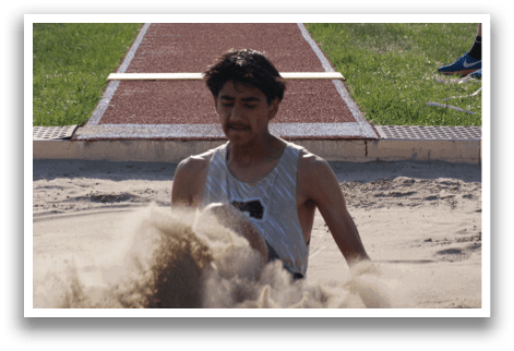 A man is running on a track, kicking up sand as he goes. Contenido generado con IA