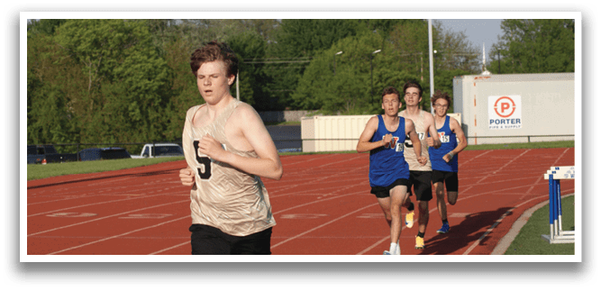 Three men are running on a track, with one of them leading the pack. Contenido generado con IA