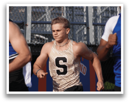 A group of runners are participating in a race. One of the runners is wearing a blue and white uniform with the number 5 on it. Contenido generado con IA