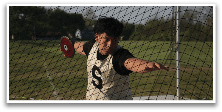 A man is swinging a hammer at a ball on a field. Contenido generado con IA