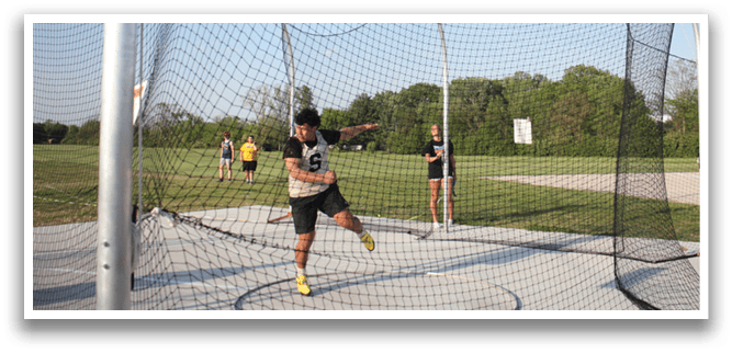 A man is throwing a disc in a field. Contenido generado con IA