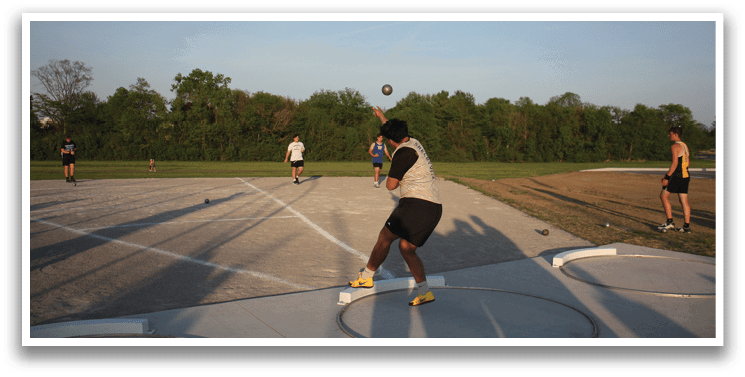 A man is throwing a frisbee in a field. Contenido generado con IA