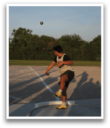 A man is throwing a frisbee in a field. Contenido generado con IA
