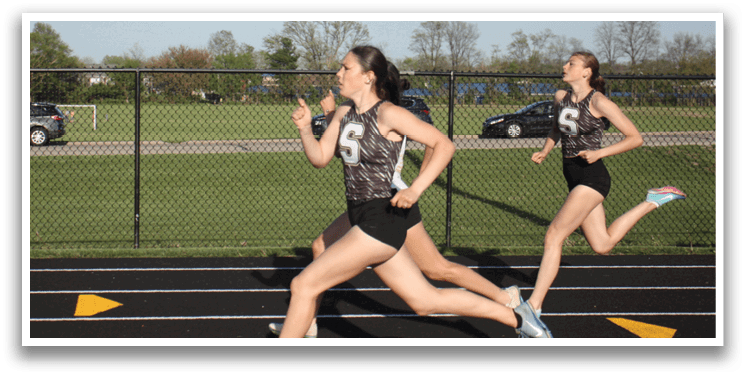 Two female runners are racing on a track. Contenido generado con IA