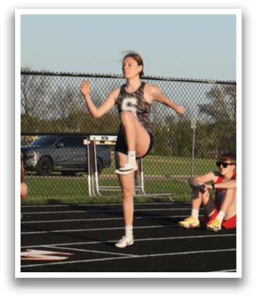 A woman is throwing a frisbee on a track. Contenido generado con IA