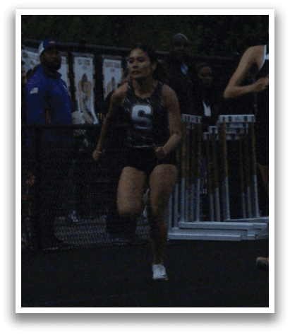 A group of female runners are participating in a race. Contenido generado con IA