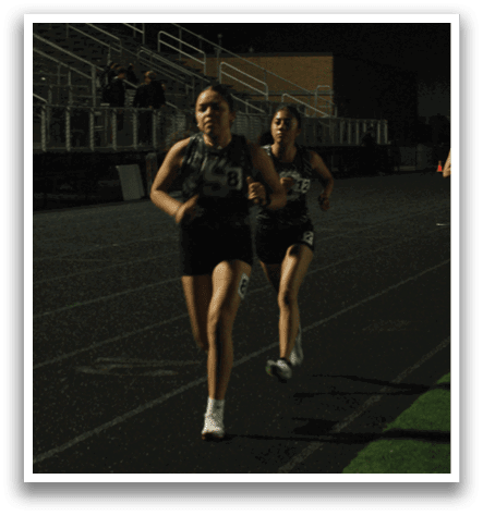 A group of women are running on a track, with some of them wearing black and white uniforms. Contenido generado con IA