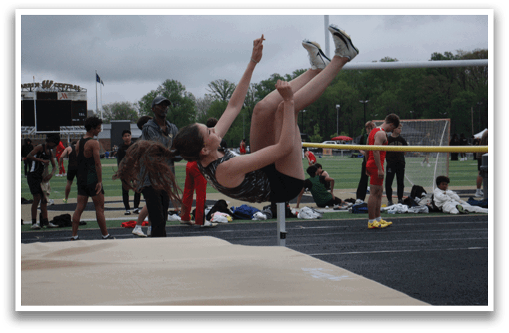 A female athlete is performing a handstand on a pole. Contenido generado con IA
