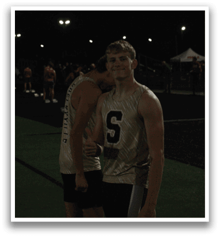 A group of men are standing on a field at night, some of them wearing running uniforms. Contenido generado con IA