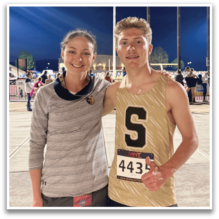 A man and a woman pose for a picture together. The man is wearing a number 443 shirt and shorts. Contenido generado con IA