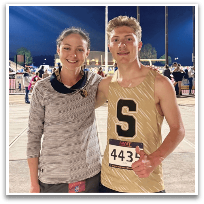 A man and a woman pose for a picture together. The man is wearing a number 443 shirt and shorts. Contenido generado con IA
