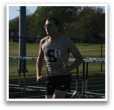 A man wearing a number 51 jersey is running on a track. Contenido generado con IA