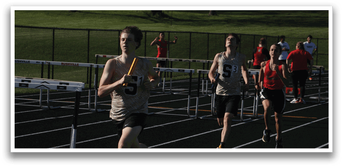 A group of people are running on a track, with some of them wearing shorts. Contenido generado con IA