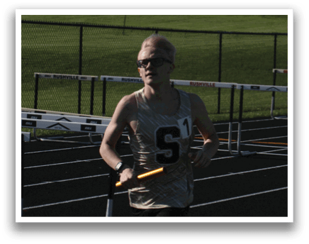 A woman wearing a number 5 shirt is running on a track. Contenido generado con IA
