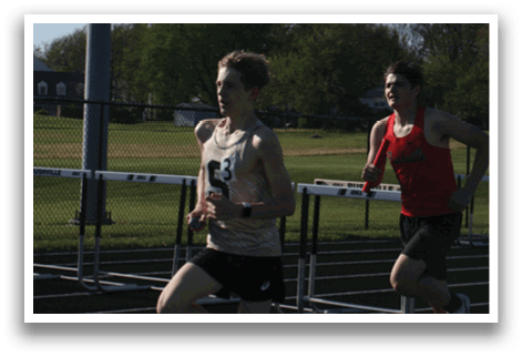 Two men are running on a track, one wearing a red shirt and the other a white shirt. Contenido generado con IA