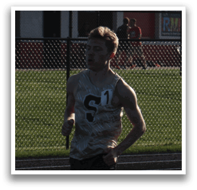 A man is running on a track, wearing a white shirt and black shorts. Contenido generado con IA