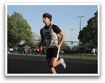A man is running on a track, wearing a black and gold shirt. Contenido generado con IA