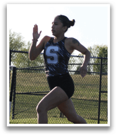 A female athlete is running on a track, wearing a black and white shirt. Contenido generado con IA