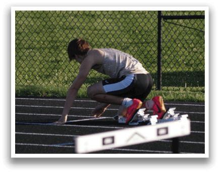 A man is running on a track, leaning over to touch the barrier. Contenido generado con IA