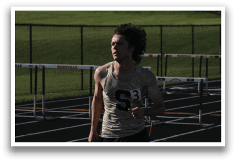 A group of people are running on a track, with one man wearing a shirt that says “S". Contenido generado con IA