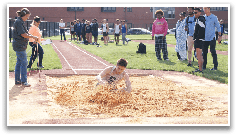 A man is digging in a sand pit, surrounded by a group of people. Contenido generado con IA