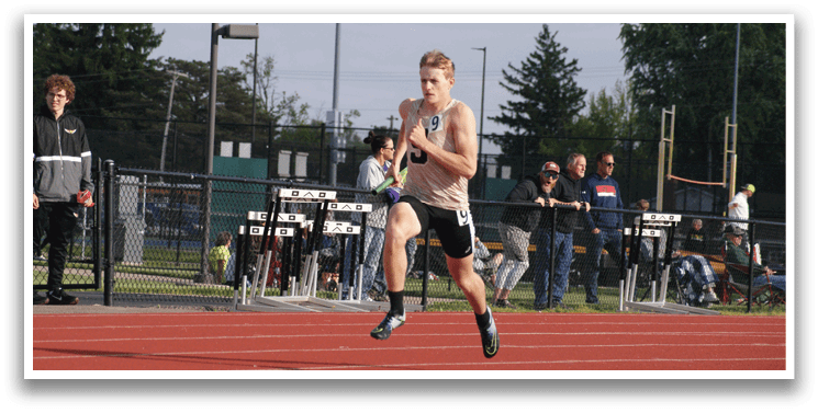 A man is running on a track with a crowd of people watching. Contenido generado con IA