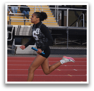 A woman is running on a track while holding a blue baton. Contenido generado con IA