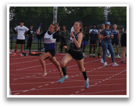 A woman is running on a track while a crowd of people watch her. Contenido generado con IA