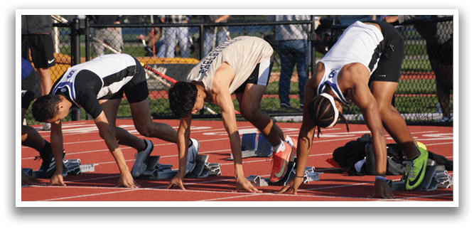 A group of men are lined up on a track, bending over to touch the ground with their hands. Contenido generado con IA