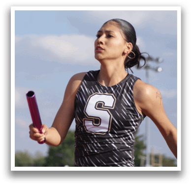 A woman in a black and white track suit is holding a red pole. Contenido generado con IA