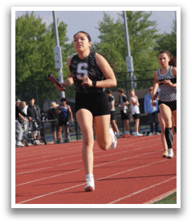 Two female runners are on a track, one wearing a black shirt and the other wearing a white shirt. They are running in opposite directions. Contenido generado con IA