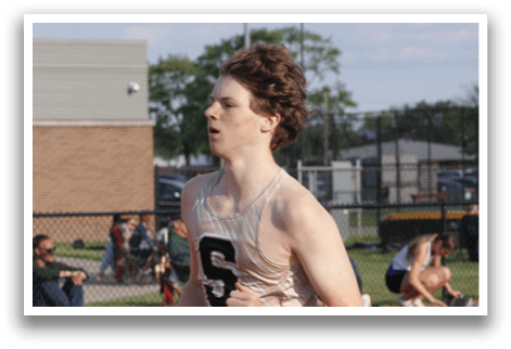 A man wearing a number 5 jersey is running on a track. Contenido generado con IA