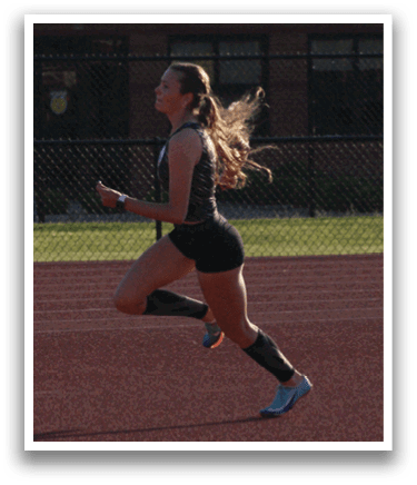 A woman running on a track with a pole in the background. Contenido generado con IA