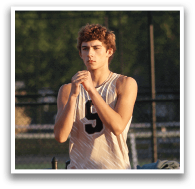 Three young men are standing on a field, wearing athletic clothing. One of them is wearing a number 5 jersey. They are all looking at something, possibly a sports ball. Contenido generado con IA