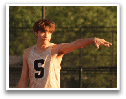 A man wearing a number 5 jersey is pointing towards the distance. Contenido generado con IA
