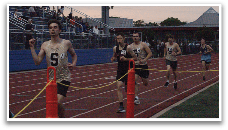 A group of men are running on a track, wearing shorts and sneakers. Contenido generado con IA