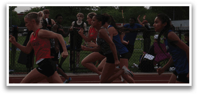 A group of female runners are participating in a race. Contenido generado con IA