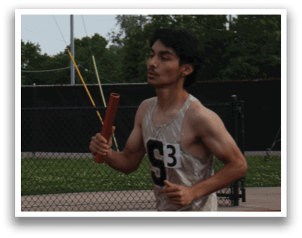 A man is holding a frisbee on a track. Contenido generado con IA