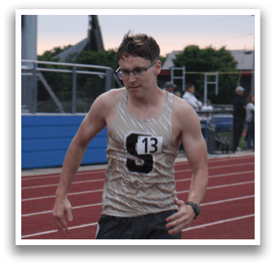 A man wearing a number 5 shirt is running on a track. Contenido generado con IA