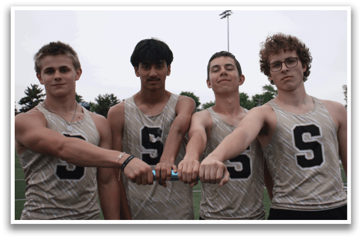 Four male athletes wearing track uniforms pose for a picture. Contenido generado con IA
