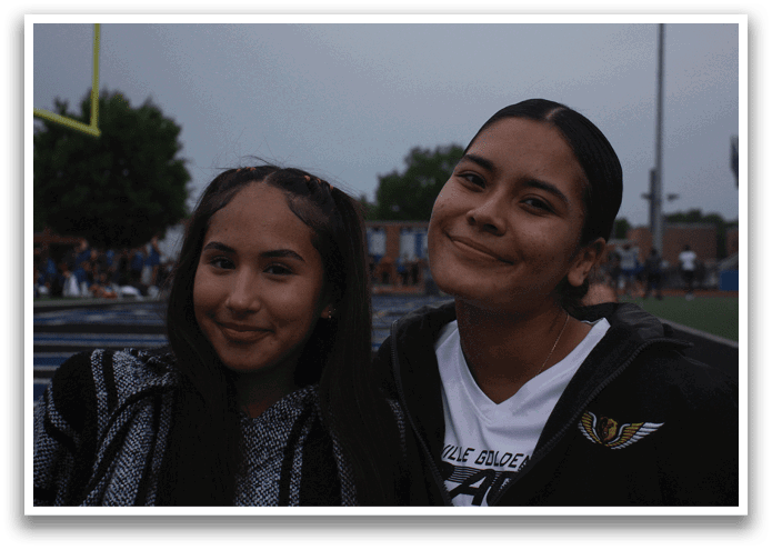 Two girls are standing next to each other, smiling and posing for a picture. Contenido generado con IA