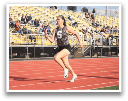 A woman is running on a track while holding a pink object. Contenido generado con IA
