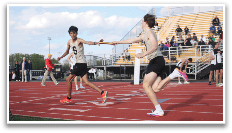 Two men are running on a track, one of them holding a frisbee. Contenido generado con IA