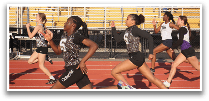 Four female runners are competing in a race. Contenido generado con IA
