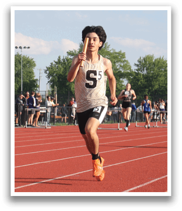 A runner is on a track, wearing a number 5 shirt. Contenido generado con IA