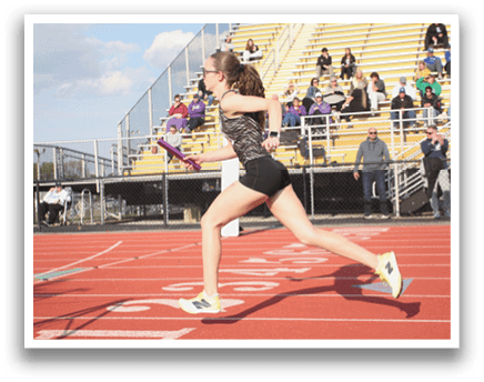 A female athlete running on a track with a crowd watching. Contenido generado con IA