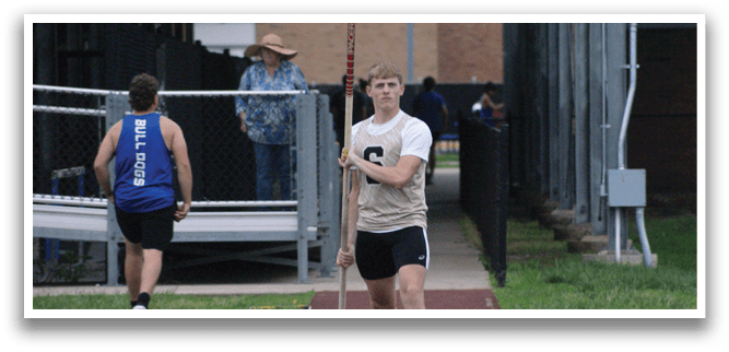 A man in a white shirt and black shorts holds a pole in a track and field setting. Contenido generado con IA