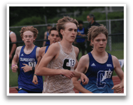 A group of young men are running on a track, wearing shorts and shirts. Contenido generado con IA