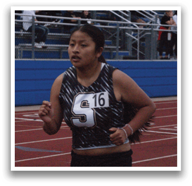 A woman is running on a track, wearing a number 16 shirt. Contenido generado con IA