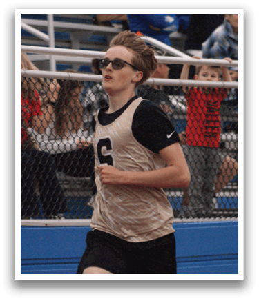 A man wearing a number 6 jersey is running on a track. Contenido generado con IA